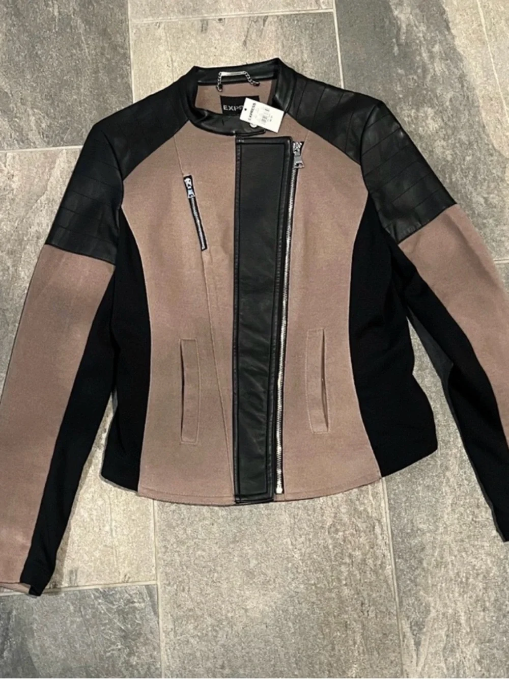 MOTO JACKET WOMENS MEDUIM EXPRESS FITTED FAUX LEATHER CREAM & BLACK NWT - Picture 1 of 2